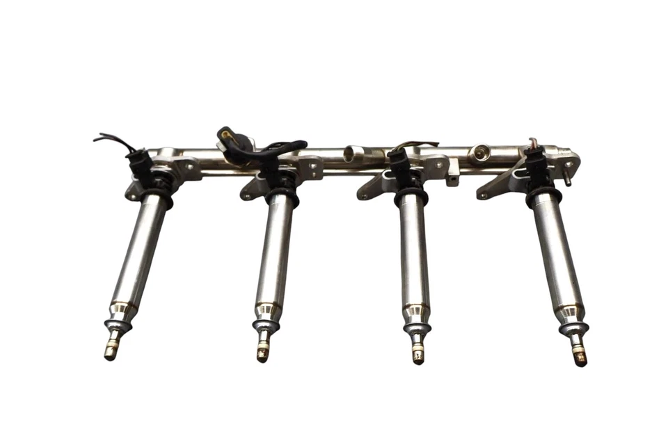 Правосторонняя направляющая впрыска топлива 11–18 Mercedes CLS550 W218 с оригинальными форсунками - Изображение 1 из 4