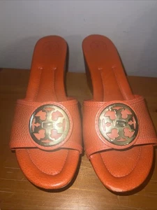 Tory Burch Elina sandali da donna a metà zeppa in pelle arancione con logo oro US9,5 - Foto 1 di 10