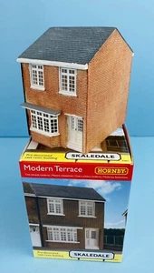 HORNBY 'OO' GAUGE SKALEDALE R9801 'MODERN TERRACE HOUSE' RESIN BUILDING - Picture 1 of 2