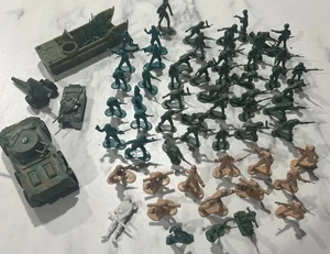 Lote De 60 Soldados De Colección Plástico Ejército Hombres 2" Verde Tostado + Vehículos Jeep Barco - Imagen 1 de 15