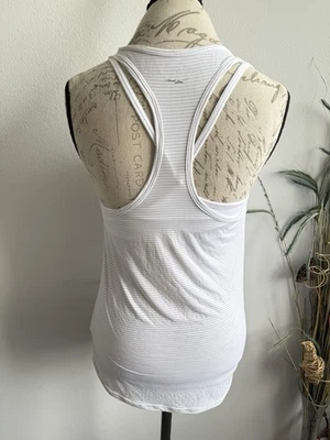 Camiseta sin mangas Beyond Yoga para mujer de ajuste relajado blanca a rayas pequeña Foto 1 de 4