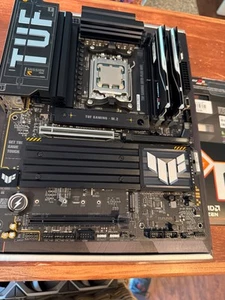 Processeur gaming AMD Ryzen 7 9800X3D et carte mère Asus TUF X870 PLUS Wi-Fi AM 5 ! - Photo 1/7