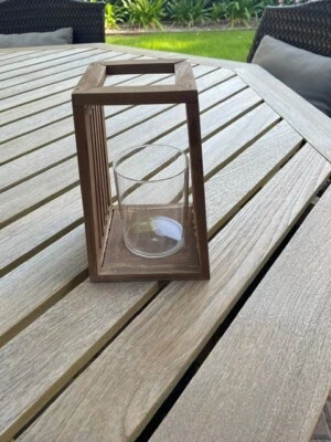 Linterna exterior de madera con candelabro de vidrio de inspiración asiática Foto 1 de 4