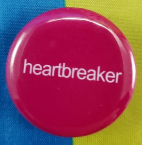 Prendedor Pinback Redondo 11/4" Humor Divertido Tema de San Valentín "Rompecorazones" ¡ENVÍO GRATUITO! - Imagen 1 de 3