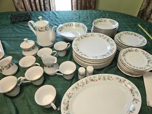 ERSATZ: China Pearl Fine China Noel Muster - eingestellt - SIE WÄHLEN - Bild 1 von 41