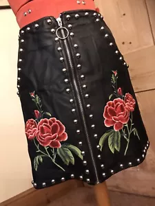 MISSGUIDED FAUX LEATHER MINI SKIRT EMBROIDERED ROSES STUDS ZIP GOTHIC ROCK PUNK - Picture 1 of 12
