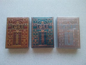LORE 3 barajas de cartas de juego Midwinter Red Midsummer Blue Vaesen Fo - Imagen 1 de 5