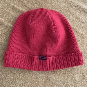Vintage Oakley Red Beanie Winter Hat Tuque Toque Ribbed One Size Fits All Y2K - Picture 1 of 6