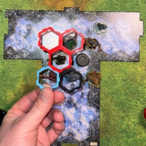 Frosthaven Gloomhaven Area Attack Modelli Esagonali Modulare Modello AoE Banner Lancia - Foto 1 di 6