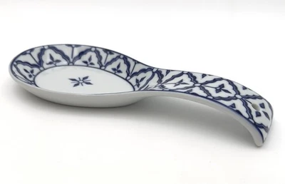 Pier 1 Imports Porcelana Azul y Blanco Pintado a Mano Cuchara Reposapiés Foto 1 de 4