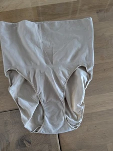 Figurformende Unterwäsche von SPANX, Größe M - Bild 1 von 2