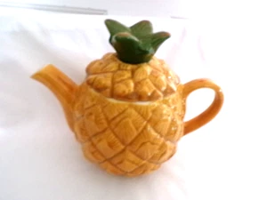 Tetera de cerámica hecha a mano 1973 temática/forma de piña 7" x 8" decorativa solamente - Imagen 1 de 9
