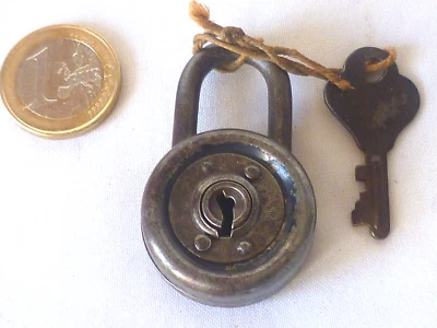PETIT CADENAS ANCIEN AVEC SA CLÉ - Photo 1/4