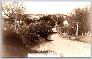 K37/ Grand Pre Nova Scotia Kanada RPPC Postkarte um 1930 Road to Town 45 - Bild 1 von 4