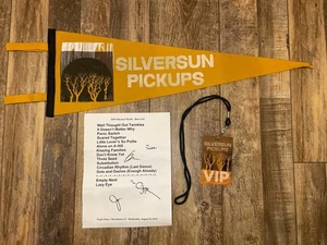 Pacchetto VIP Silversun Pickups 2025 con setlist autografata e pennant 8-20-25 - Foto 1 di 8
