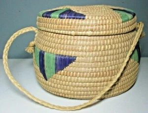 Großer handgewebter KORB/TRAGETASCHE mit angenähtem Deckel und Riemen - Bild 1 von 5