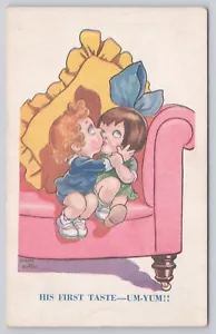 Linda postal firmada por Dudley Buxton niños beso romance su primer gusto artista Yum - Imagen 1 de 2