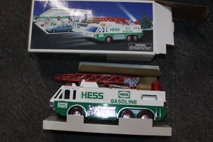 Camión de emergencia de juguete Hess 1996 vintage, con luces nuevo en caja original - Imagen 1 de 3
