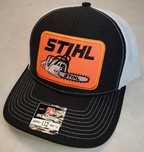 Stihl Aufnäher auf Richardson 112 Truckermütze Druckknopflasche schwarz/weiß - Bild 1 von 9