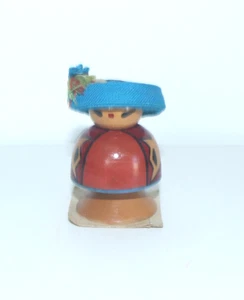 MINI MUÑECA JAPONESA KOKESHI DE MADERA PINTADA A MANO CON SOMBRERO ENVOLVENTE DE TELA TURQUESA. - Imagen 1 de 8