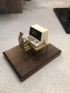 Mini postazione di lavoro vintage con uomo e scrivania in metallo con personal computer su base in legno - Foto 1 di 8