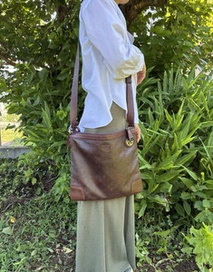 Bolso Bandolera Gucci Guccissima Cuero Marrón GG con Clochette - Imagen 1 de 24