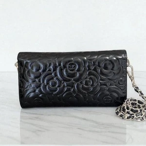 CHANEL Geldbörse schwarz Blumenprägung Lammleder lang mit Kette Schultertasche gebraucht - Bild 1 von 18