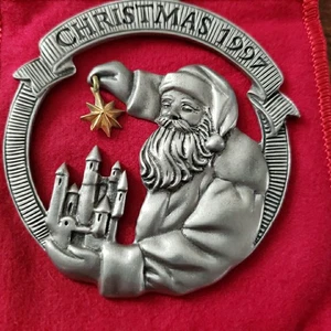 Vintage 1997 Zinn Avon Sammlerstücke Santa Weihnachtsschmuck im Beutel 2,75 Zoll - Bild 1 von 7