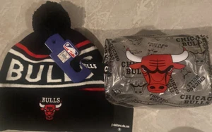 Chicago Bulls Authentic Cuffed With Pom beanie / Knit hat New And Travel bag - Picture 1 of 4