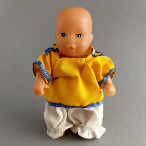 Vintage Mini Baby Puppe Simba 4 1/2 Zoll Vinyl Hartkunststoff Original Kleidung - Bild 1 von 10