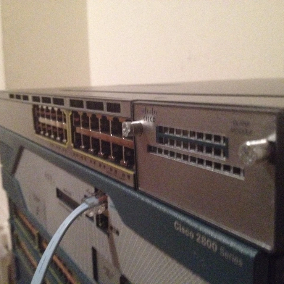 Cisco Catalyst WS-C3750X-24T-S 24-Ports Gigabit NetWork Switch - Image 1 of 4
