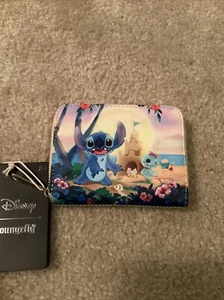 CARTERA PEQUEÑA LOUNGEFLY DISNEY STITCH & SCRUMP SAND CASTLE~ CON ETIQUETAS~ TOTALMENTE NUEVA - Imagen 1 de 3