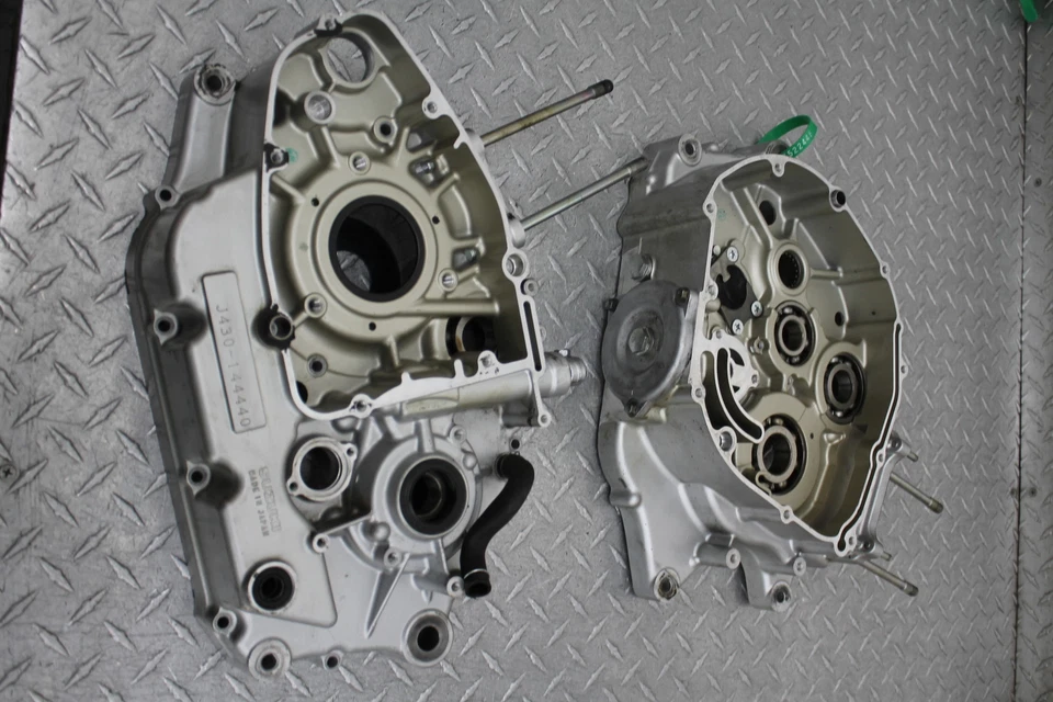 2007 铃木 GZ250 发动机电机曲柄箱块 — 第 1/4 张图片