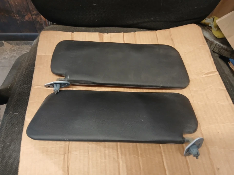 Par de quebra-sol 83-86 Nissan Pulsar Coupe preto/azul esquerda direita usado - Imagem 1 de 4