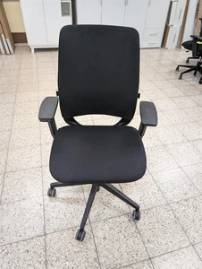 Steelcase Amia Ergonomischer Bürostuhl mit LiveBack Lumbalstütze und 4D-Armlehne - Bild 1 von 2