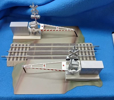 Lionel O Gauge Fastrack Grade Crossing With Flashers - Image 1 of 4
