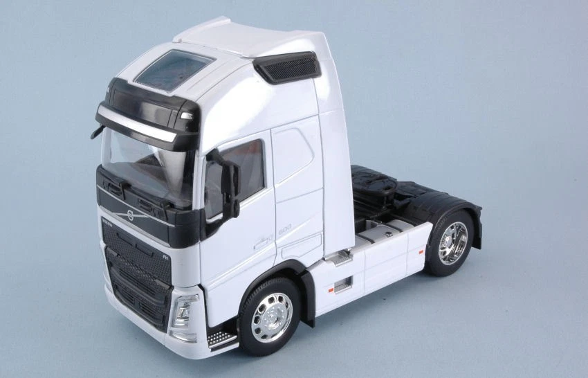 MODELLINO CAMION 1:32 VOLVO FH 2-AXLE 2016 WHITE WELLY SAVOIAMODEL - Immagine 1 di 1