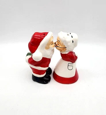 VINTAGE 1950's CHRISTMAS SANTA & MRS. CLAUS KISSING SALT/PEPPER SHAKERS JAPAN !! - Image 1 of 4