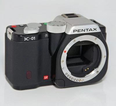 Pentax K-01 APS-C Kamera Sammlerstück Design by Marc Newson top OVP 5717 Auslös. - Bild 1 von 4