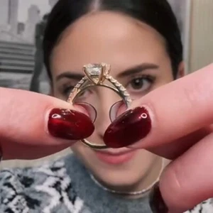 Anillo de compromiso con halo de moissanita corte princesa 1,75 TCW enchapado en oro amarillo de 14K - Imagen 1 de 9