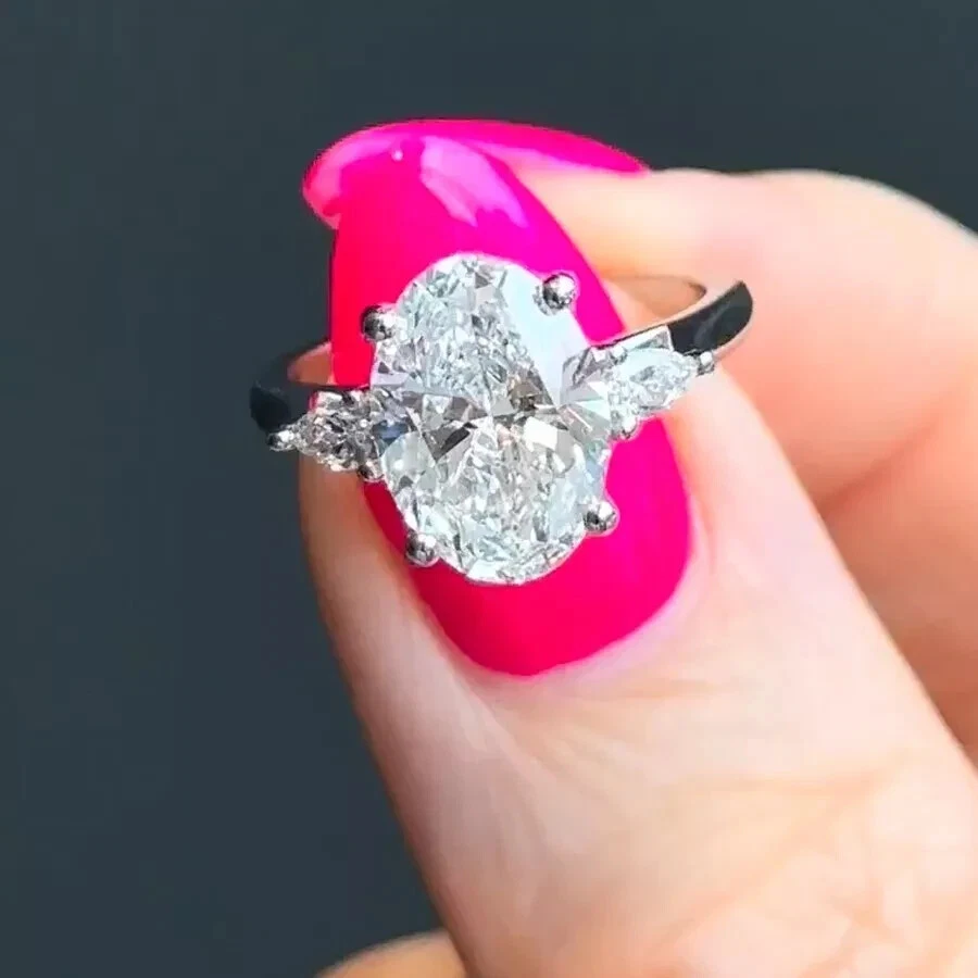 Помолвочное кольцо с тремя камнями муассанит овальной огранки 4,68 TCW с покрытием из белого золота 14 карат - Изображение 1 из 4