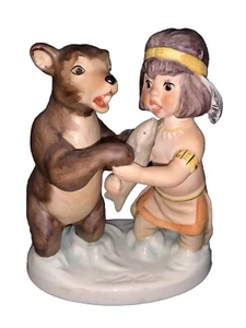 GOEBEL "Chi è il pesce?" FIGURINA ragazzo indiano con orso - Foto 1 di 3