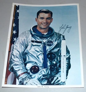 NASA Astronaut John W. Young Original 8x10 Foto Autopen Signatur - Bild 1 von 5