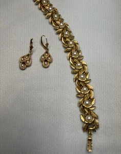 Bracciale vintage Avon anni 70 foglia oro spazzolato perle finte e orecchino pendente timbrato - Foto 1 di 15