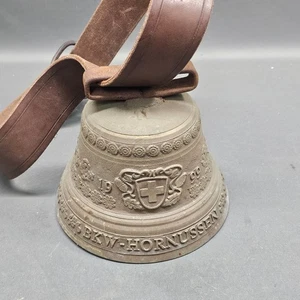Ancienne Cloche De Vache Suisse 18 Cm 2,3 Kg Avec Corde En Cuir - Foto 1 di 6