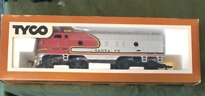 TYCO RED & SILVER SANTA FE #4015 DIESEL LOCOMOTIVE ENGINE (Q) - Image 1 of 4