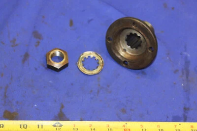 Conjunto de brida y tuerca de transmisión trasera original MG MGB 68-80 Foto 1 de 4