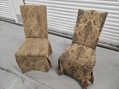 Juego de 6 sillas de comedor tapizadas. Cómodo, intrincadamente diseñado. Foto 1 de 4