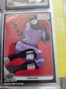 Marvel Platinum Trading Card Viola Arcobaleno Medusa - Foto 1 di 1