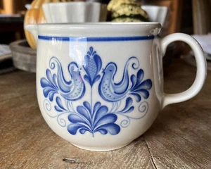 Jarra/crema vintage DDR azul esmaltado pájaro 6" azul y blanco roto marcada 0851 - Imagen 1 de 8